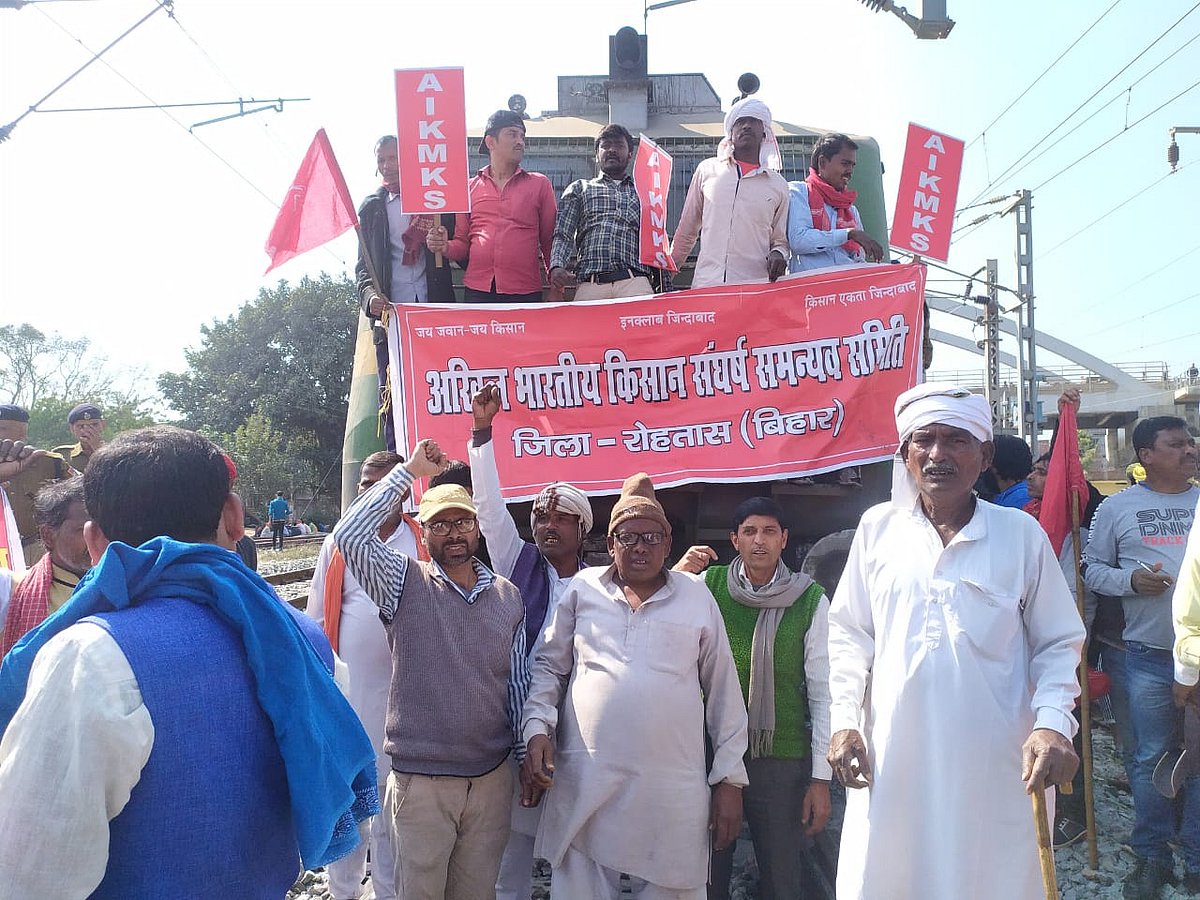 Farmers participating in Rail Roko protest in Bihar