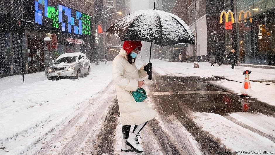 Massive outages reported as snowstorm hits US