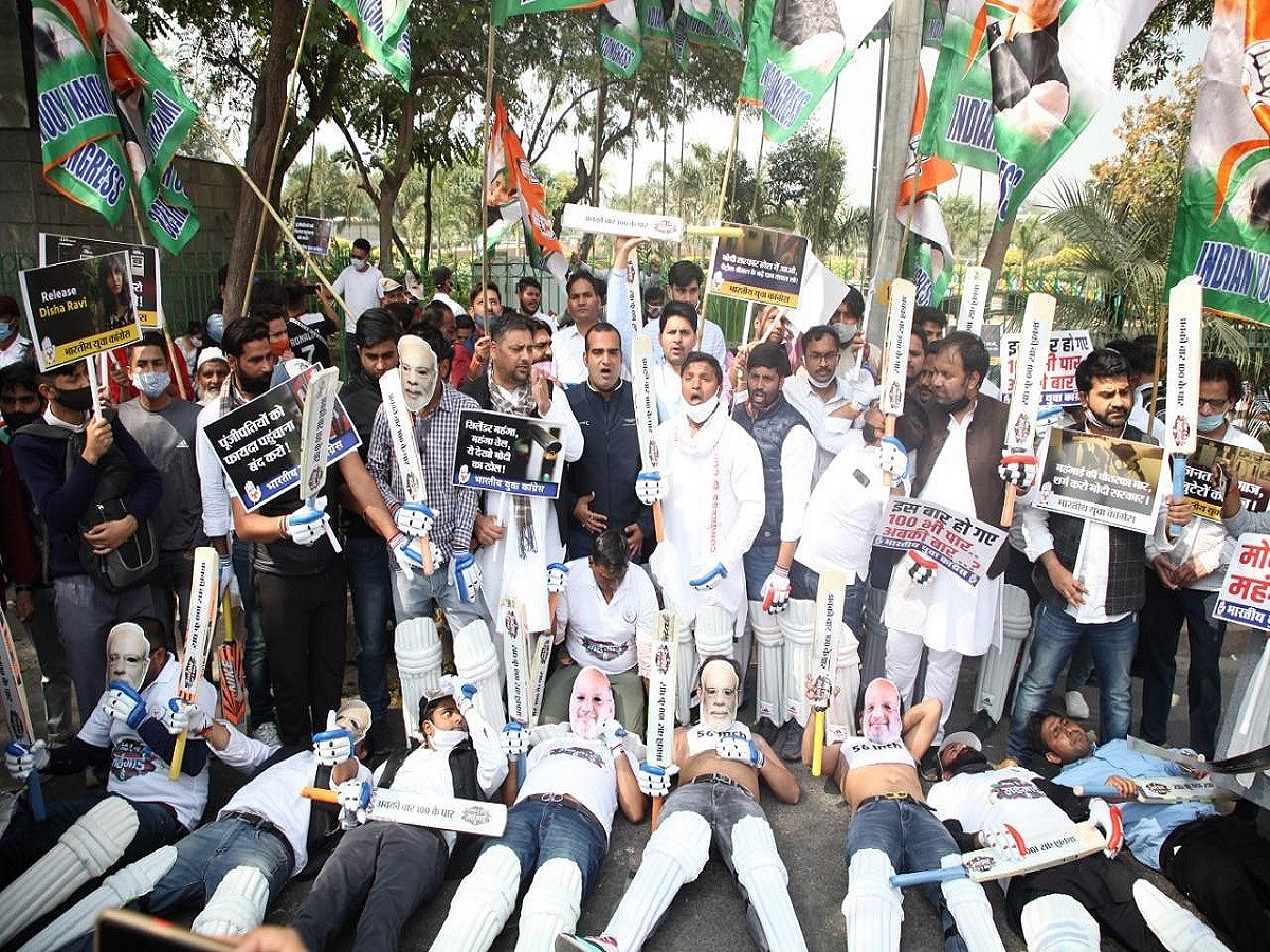 Youth Congress protests fuel price hike outside Smriti Irani’s residence