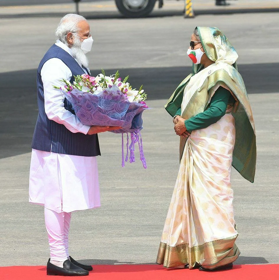 PM Narendra Modi being received by Bangladesh PM Sheikh Hasina in Dhaka on Friday (Photo courtesy: Twitter)