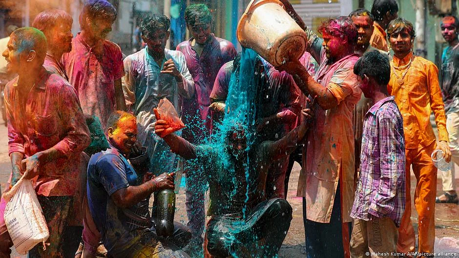 PM Modi greets people on Holi