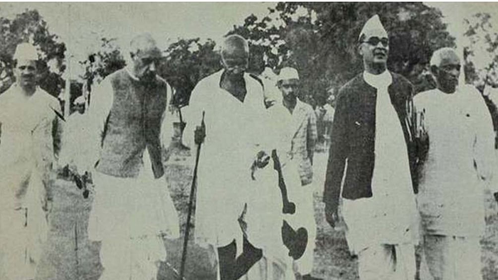 Mahatma Gandhi along with other Congress leaders at the 53rd session in Ramgarh, 1940