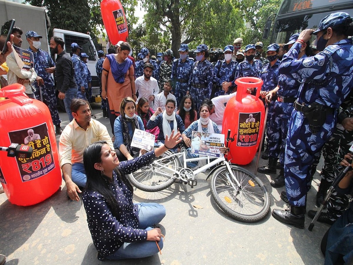 Indian Youth Congress  activists protesting fuel price hike detained in Delhi