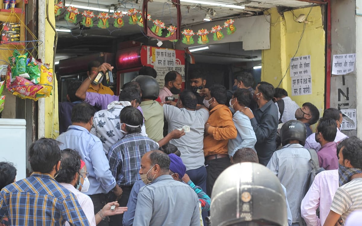 Delhi liquor shops flooded ahead of  lockdown; a woman’s comment draws both flak and laughter on social media
