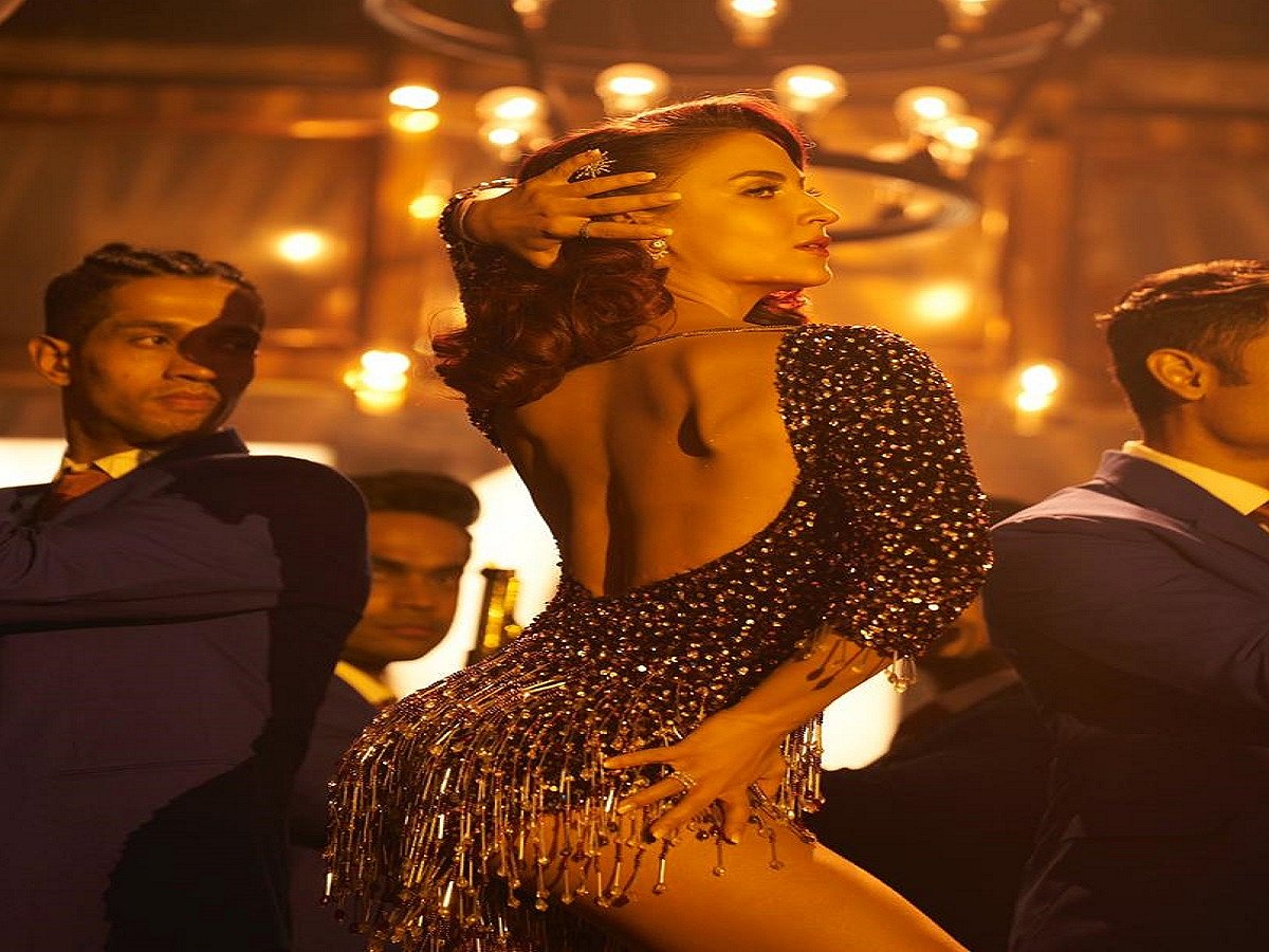 Actor dancer Elli AvrRam heads home for her mother’s birthday after two years! 