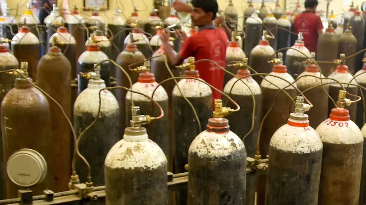 Delhi hospitals flag oxygen shortage; allege Haryana govt not allowing vendors to supply oxygen to them