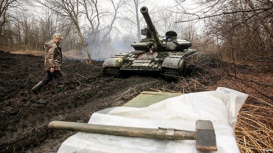 Russian warplanes, artillery widen attack, hit industry hub