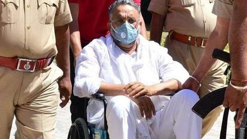 Mukhtar Ansari being taken to the court room on a wheel chair