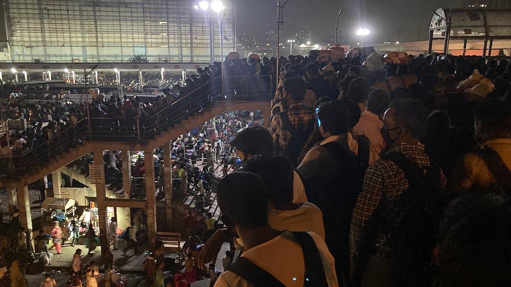 A scene at Anand Bihar Bus Depot in Delhi (Photo courtesy: Twitter/ @iamsuffian
