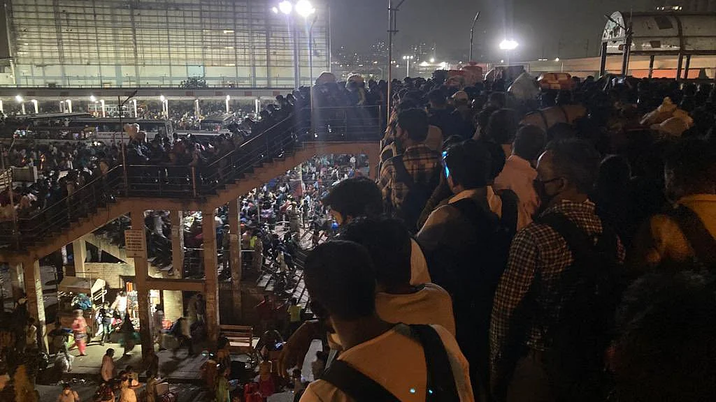 A scene at Anand Bihar Bus Depot in Delhi (Photo courtesy: Twitter/ @iamsuffian