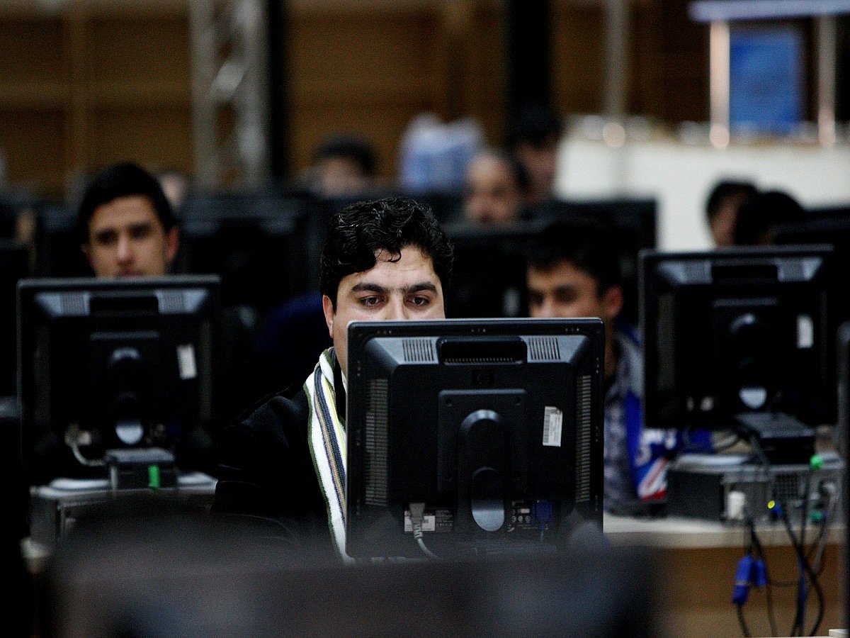 People trust computers more than humans: Study