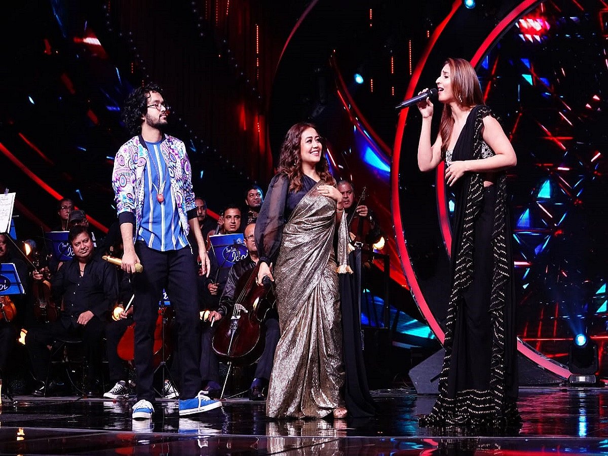 Neha Kakkar & Dhvani Bhanushali perform  ‘Dilbar’ live on the sets of ‘Indian Idol’