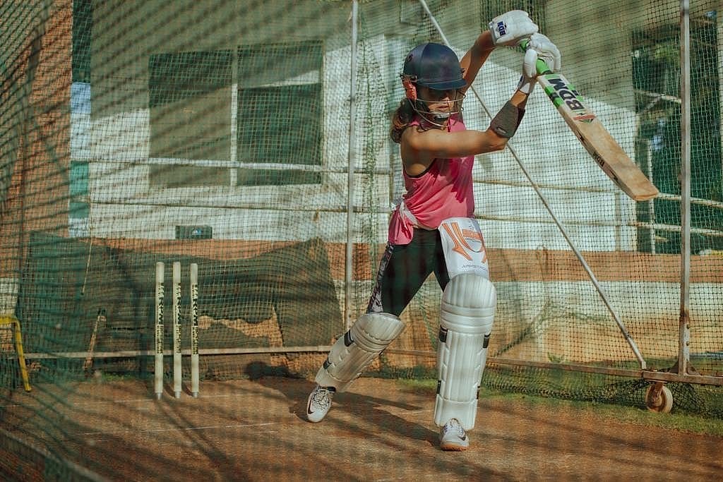 Taapsee Pannu starts week with cricket practice