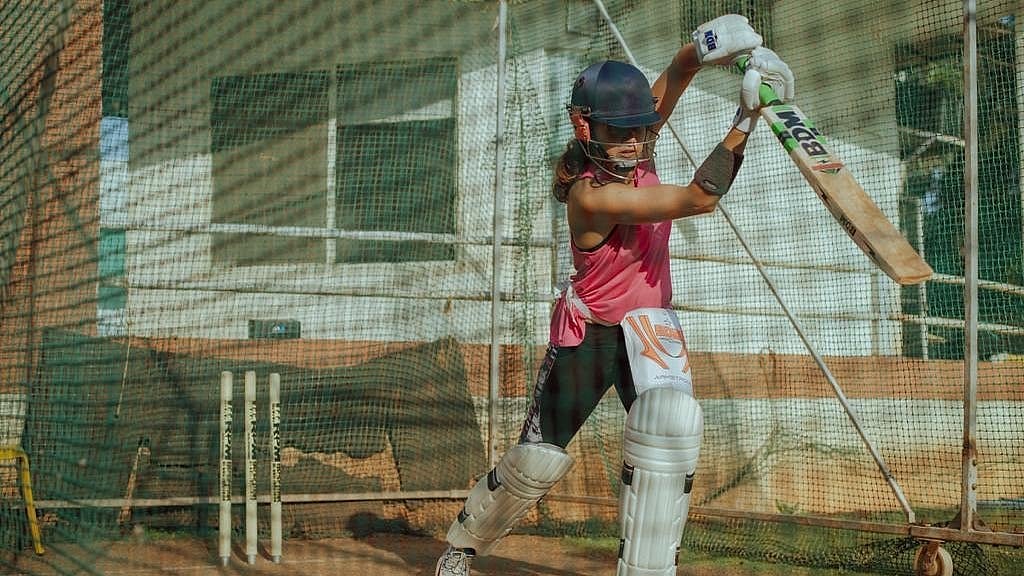 Taapsee Pannu starts week with cricket practice