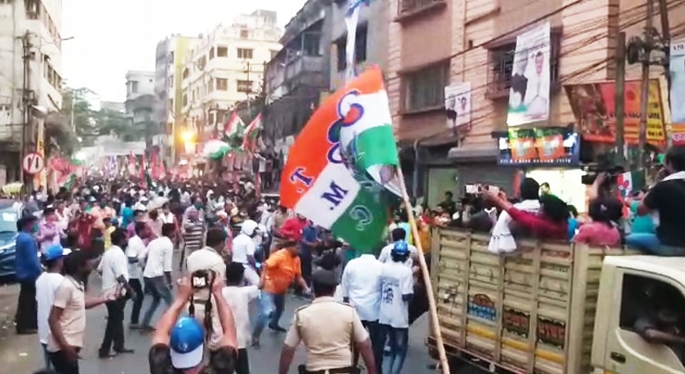 Angry bull comes near Mamata Banerjee during Howrah rally, CM narrowly escapes