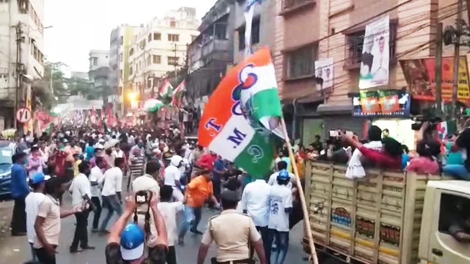 Angry bull comes near Mamata Banerjee during Howrah rally, CM narrowly escapes