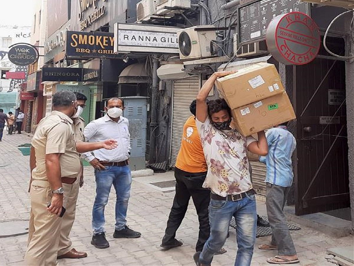 Delhi Police recover over 100 oxygen concentrators from two restaurants