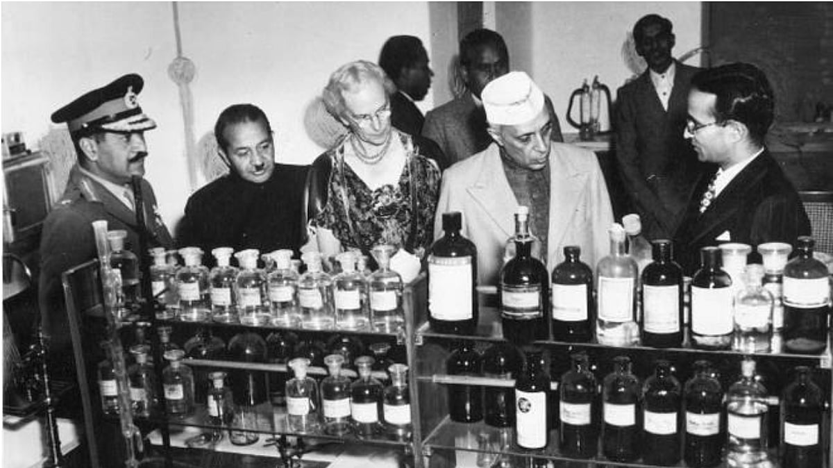 Jawaharlal Nehru at a laboratory in the Central Drug Research Institute, Lucknow.  Source: The Hindu Photo Archives
