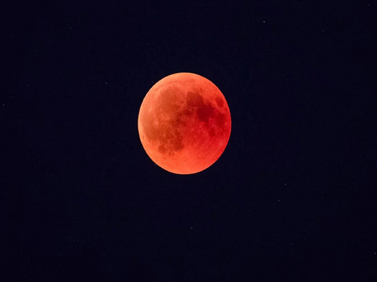 Super Blood Moon in Easter sky on May 26 evening