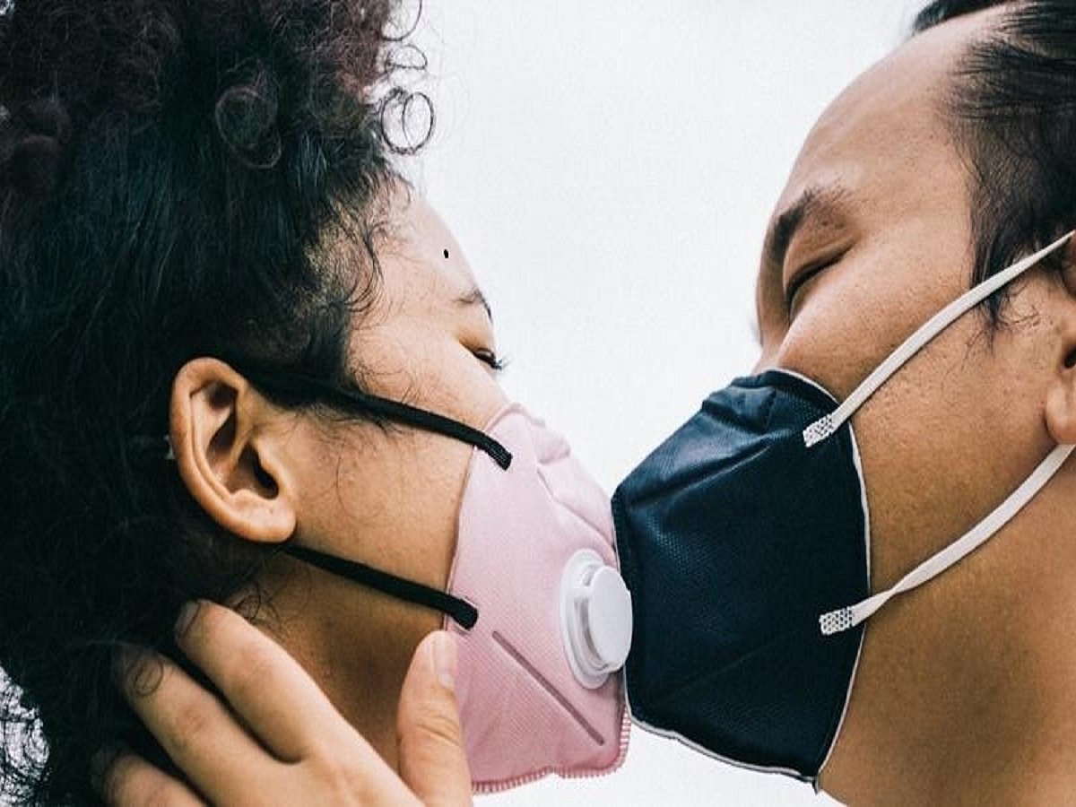 Is it safe to mask kiss in a partially vaccinated world?