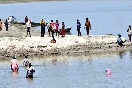 COVID vaccine drive in Uttar Pradesh goes awry: Hesitancy, rumour push villagers into river