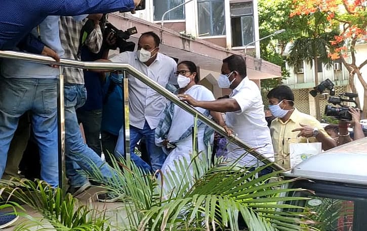 West Bengal: Amid pandemic, lockdown, CBI rakes up Narada case, TMC supporters protest, Mamata offers arrest