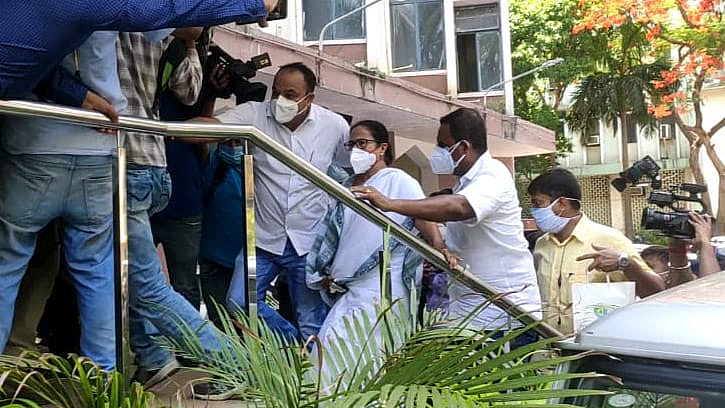 West Bengal: Amid pandemic, lockdown, CBI rakes up Narada case, TMC supporters protest, Mamata offers arrest