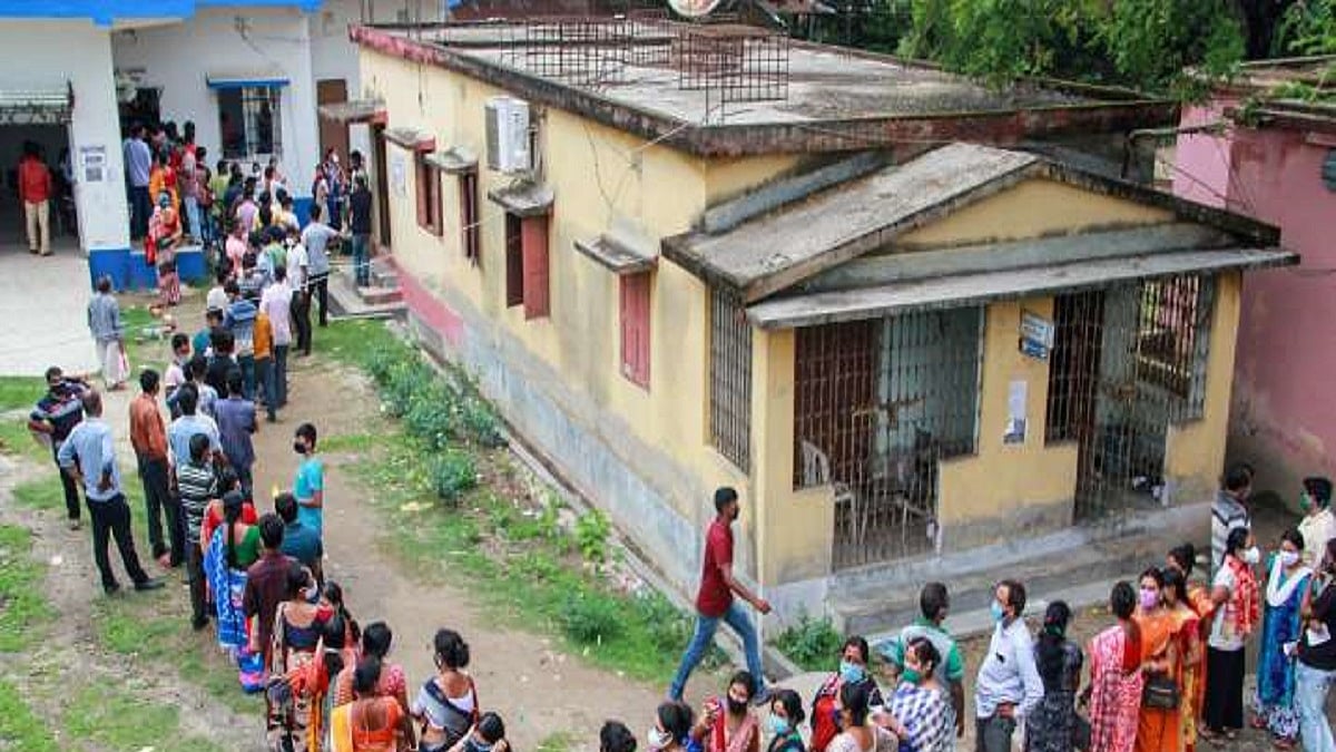 People standing in a queue to receive COVID-19 vaccine at a government-run hospital (Photo Courtesy: PTI)
