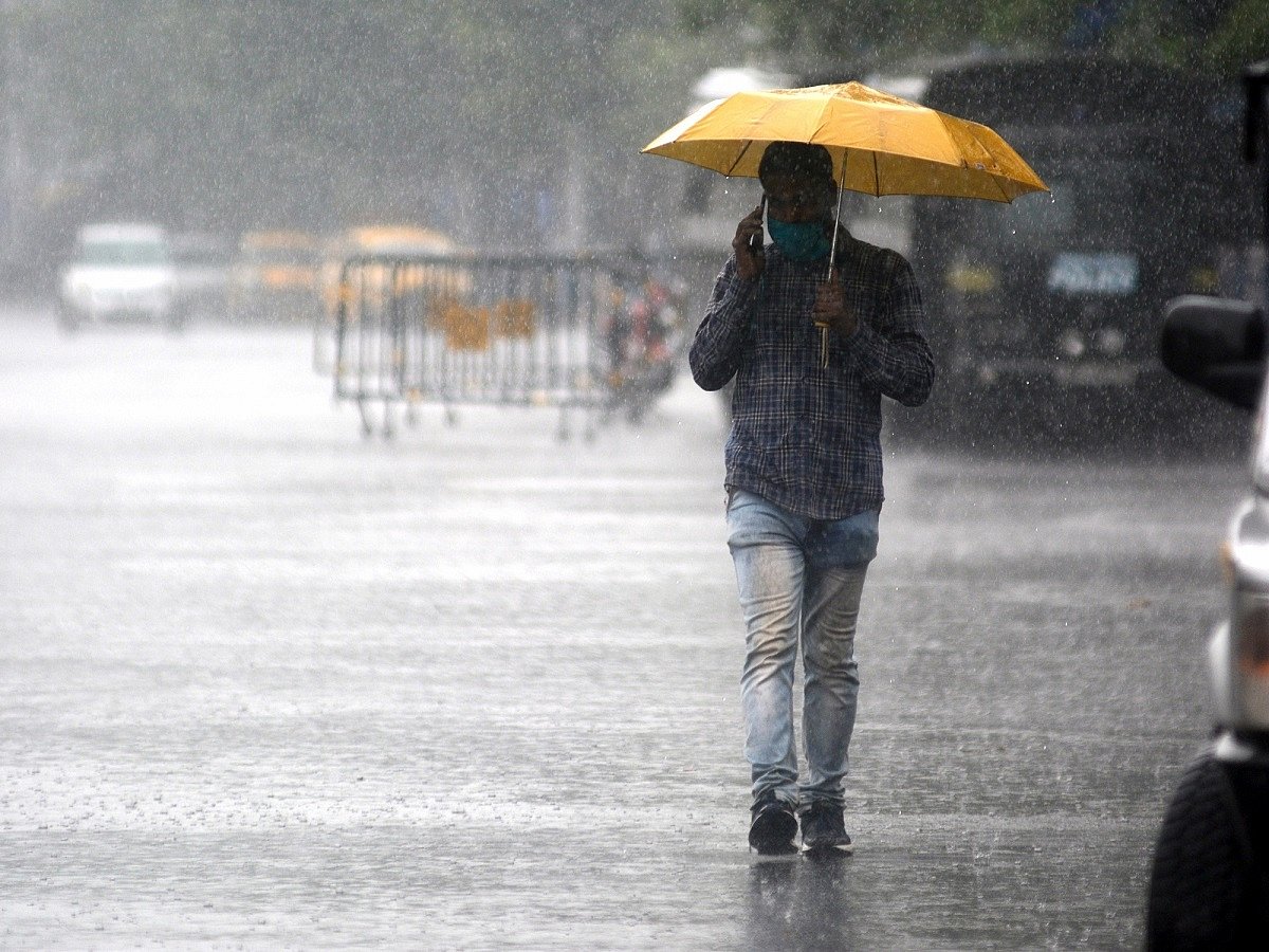 Torrential rains lash Kolkata, many areas waterlogged