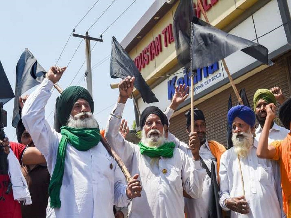 Farmers burn copies of farm laws in Punjab