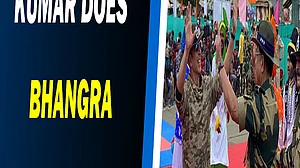 Akshay Kumar does bhangra with the BSF jawans in Jammu and Kashmir