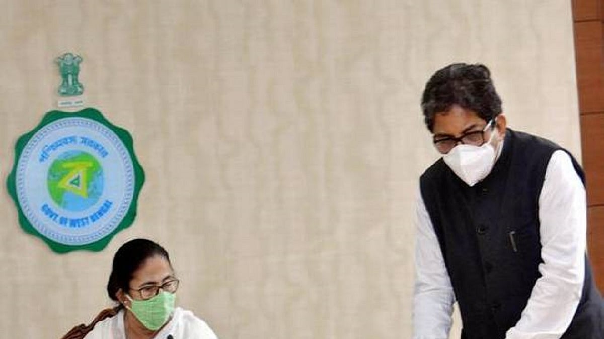 Mamata Banerjee and Alapan Bandyopadhyay (Photo Courtesy: PTI)