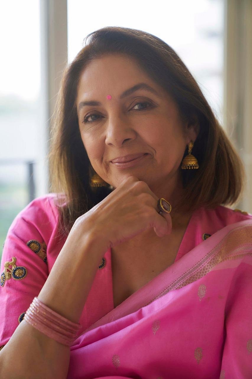 Neena Gupta gifts her book to Gulzar Sahab