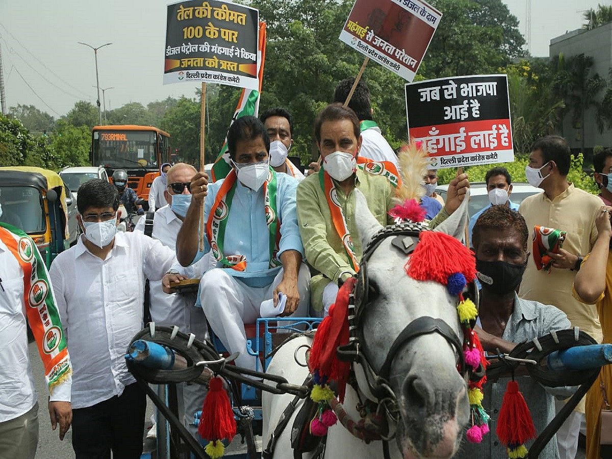 Congress leaders hold protest against fuel price hike