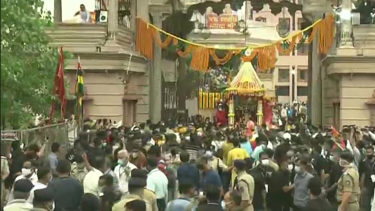Gujarat: Lord Jagannath rath yatra commences with curfew enroute amid COVID-19 concerns