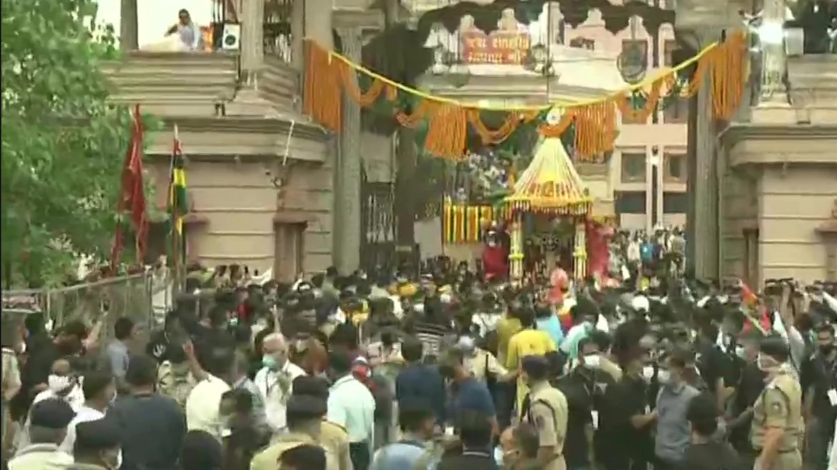 Gujarat: Lord Jagannath rath yatra commences with curfew enroute amid COVID-19 concerns