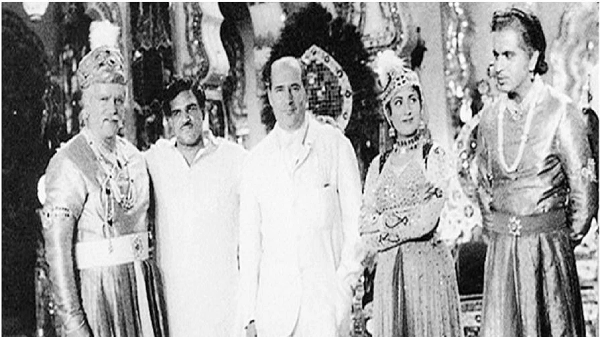 Prithviraj Kapoor, K. Asif, Italian director Roberto Rossellini, Madhubala and Dilip Kumar on Mughal-E-Azam set