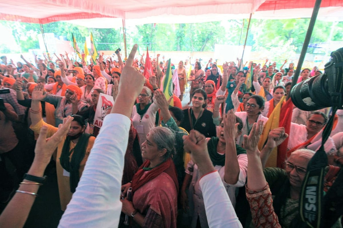 Women farmers hold 'Kisan Sansad' at Jantar Mantar