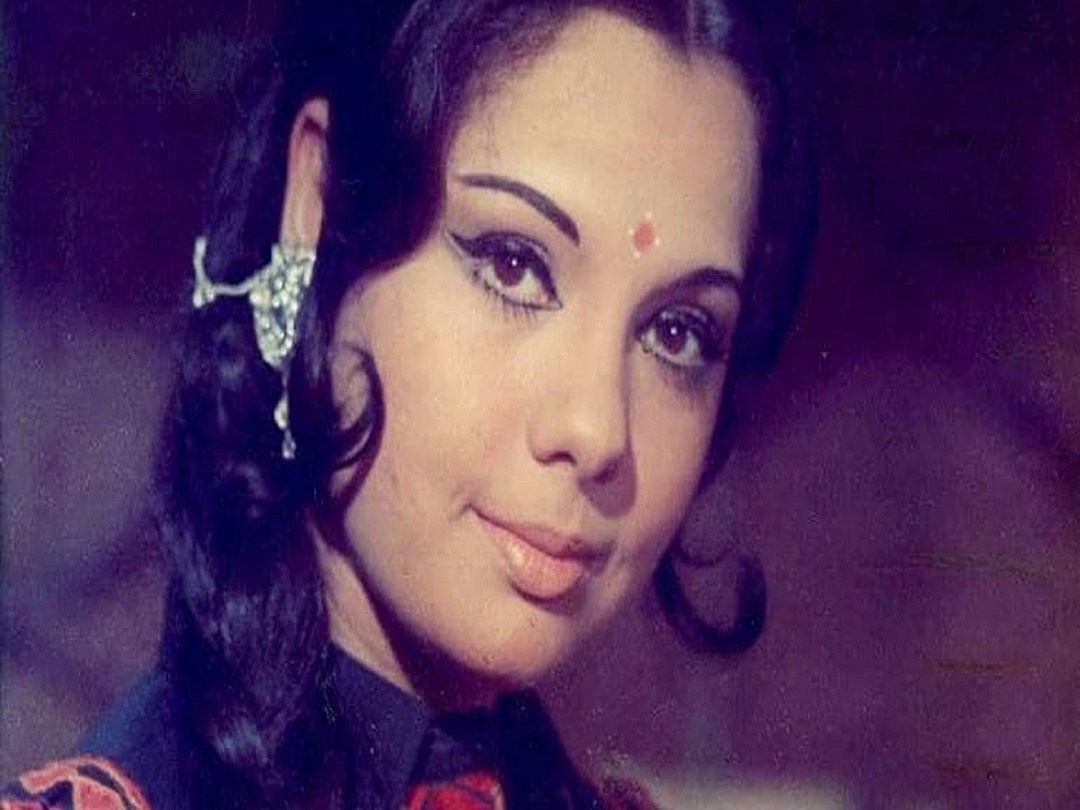 Ever-gorgeous Mumtaz turns a year older; here are her 5 memorable performances