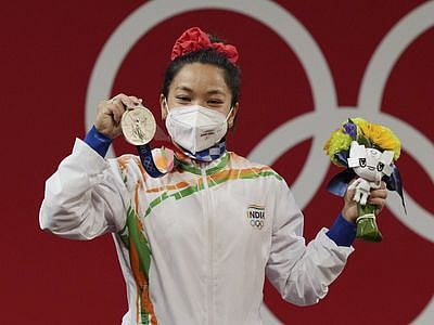Mirabai Chanu wins gold in Singapore, qualifies for CWG in new 55kg weight division