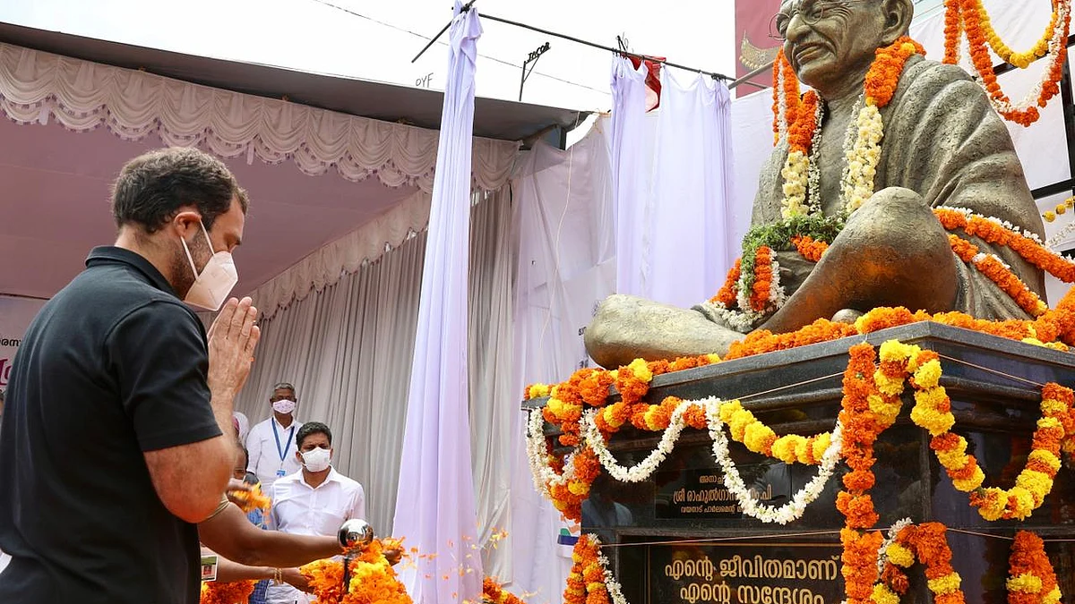 Congress leader Rahul Gandhi paying respects to Mahatma Gandhi in Wayanad