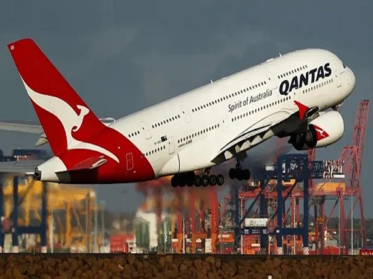 Qantas furloughs 2,500 staff amid lockdown