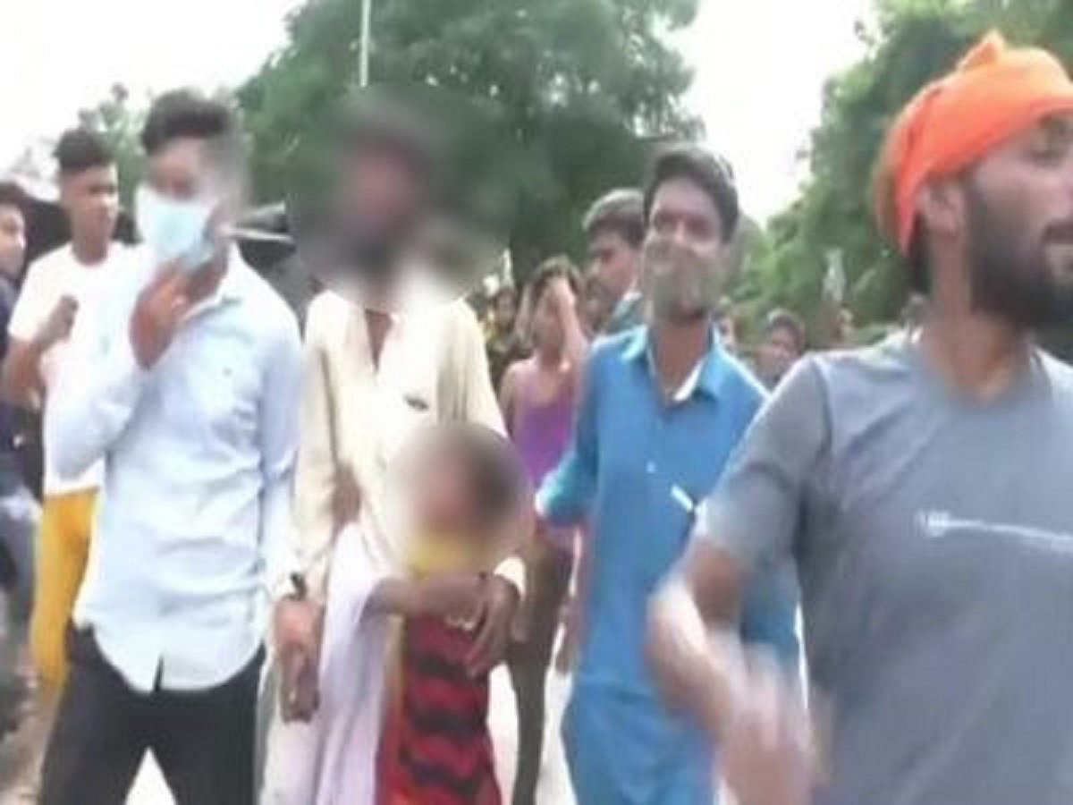 Muslim rickshaw puller being beaten up by Bajrang Dal goons in UP (Photo Courtesy: Social Media)
