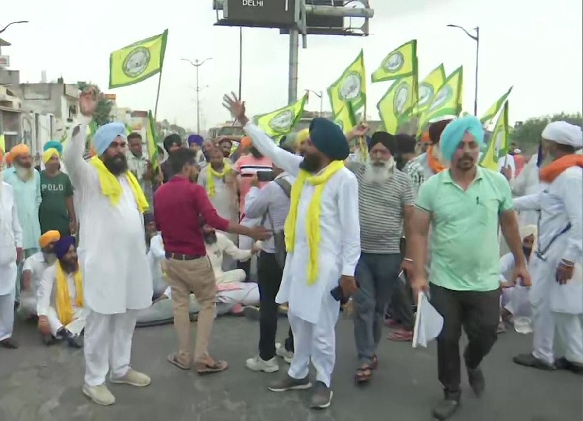 Farmers in Punjab block roads, burn effigies over lathicharge on Haryana peasants