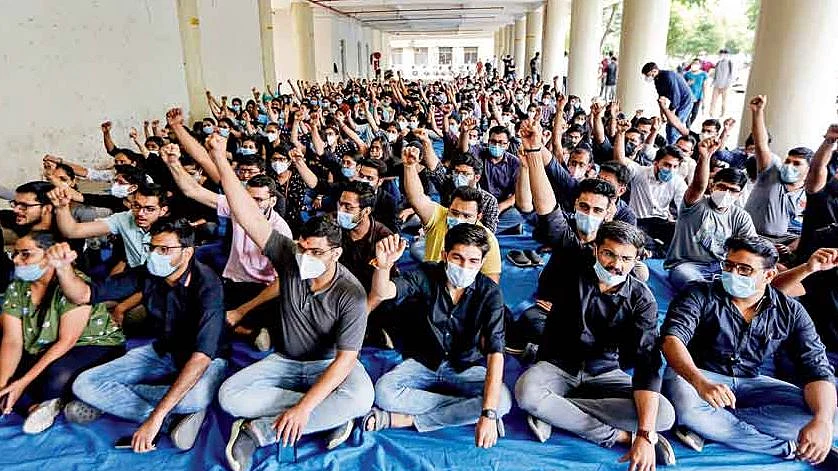 Gujarat: Resident doctors to return 'COVID warrior' certificates as strike enters sixth day