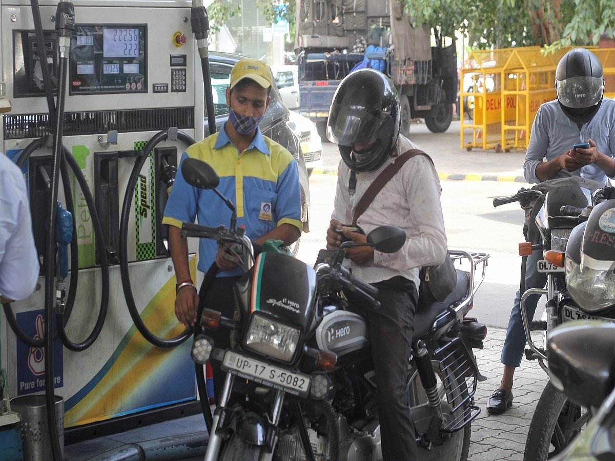 Petrol, diesel prices remain unchanged on Saturday