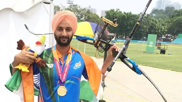 Harvinder Singh after receiving the bronze medal (Photo: Twitter)