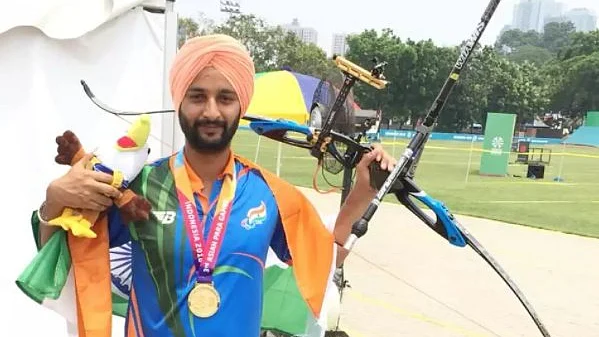 Harvinder Singh after receiving the bronze medal (Photo: Twitter)
