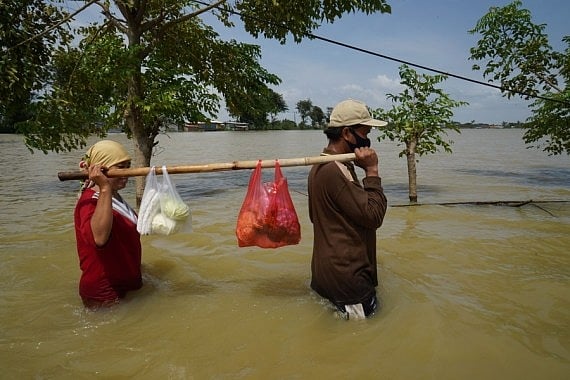 330 people affected by floods in Indonesia