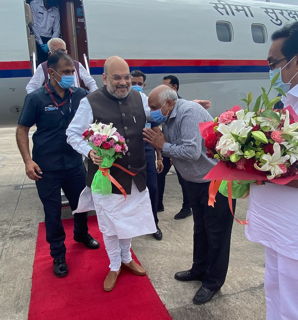 Bhupendra Patel receiving Amit Shah before the oath-taking ceremony (Photo: Twitter)